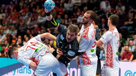 Spaniens Julen Aguinagalde (am Ball) tankt sich durch. 