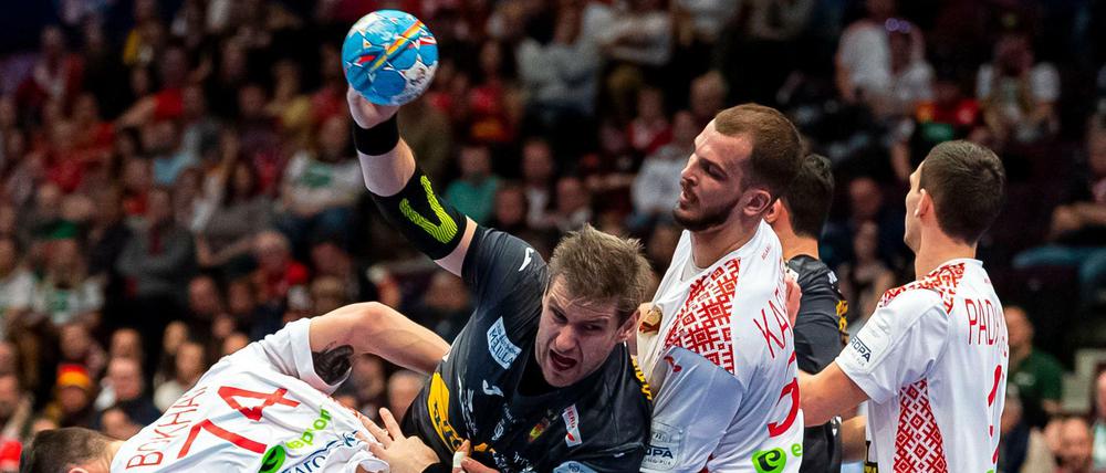 Spaniens Julen Aguinagalde (am Ball) tankt sich durch. 
