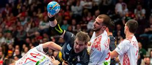 Spaniens Julen Aguinagalde (am Ball) tankt sich durch. 