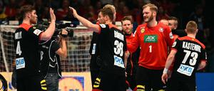 Die deutschen Spieler freuen sich über den hohen Sieg. 