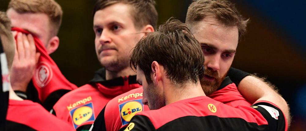 Lange Gesichter. Die deutschen Handballer um Andreas Wolff und Uwe Gensheimer haben sich die Niederlage selbst zuzuschreiben.