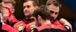 Lange Gesichter. Die deutschen Handballer um Andreas Wolff und Uwe Gensheimer haben sich die Niederlage selbst zuzuschreiben.