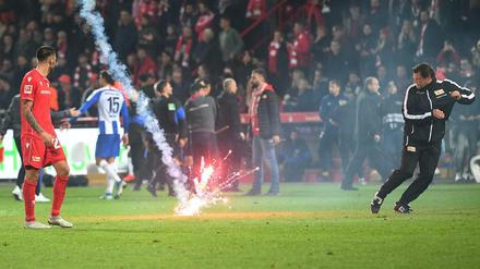Beim Derby im November landeten mehrere Raketen auf dem Spielfeld und auf der Tribüne.