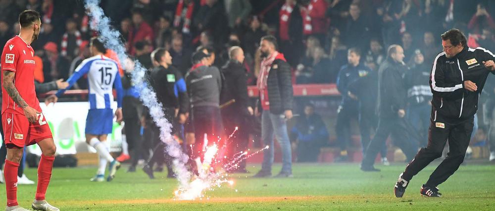 Beim Derby im November landeten mehrere Raketen auf dem Spielfeld und auf der Tribüne.