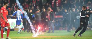 Beim Derby im November landeten mehrere Raketen auf dem Spielfeld und auf der Tribüne.