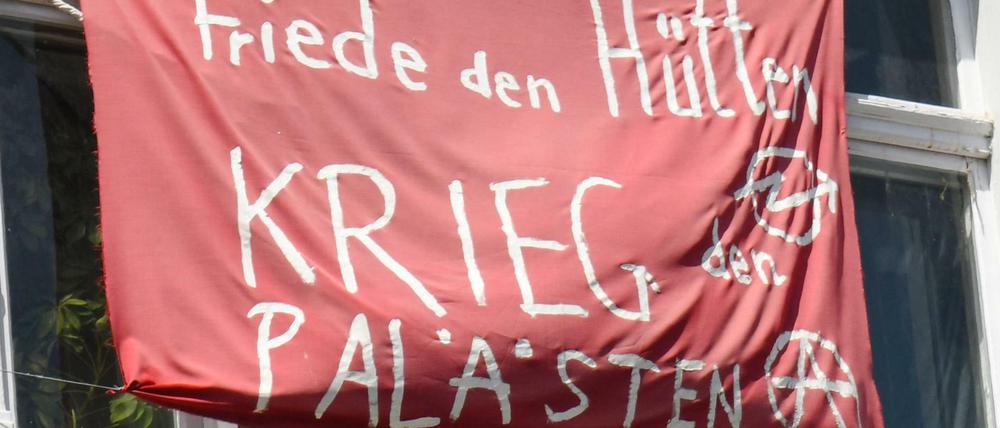 Friede den Hütten, Krieg den Palästen, steht auf einem Transparent an einem Haus in Berlin-Friedrichshain. 