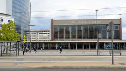 In der Nacht zu Karsamstag 2017 war eine 22-Jährige vor der Cottbuser Stadthalle auf eine Straße getreten, wo ein Auto sie erfasste. Sie starb später im Krankenhaus. 