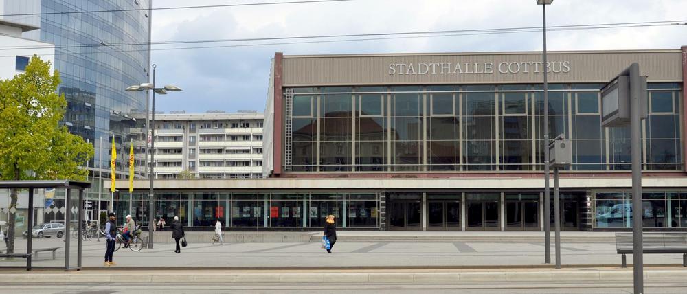 In der Nacht zu Karsamstag 2017 war eine 22-Jährige vor der Cottbuser Stadthalle auf eine Straße getreten, wo ein Auto sie erfasste. Sie starb später im Krankenhaus.