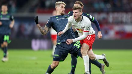 Schwer zu stoppen. Berlins Robert Andrich (l.) versucht es gegen Leipzigs Timo Werner.