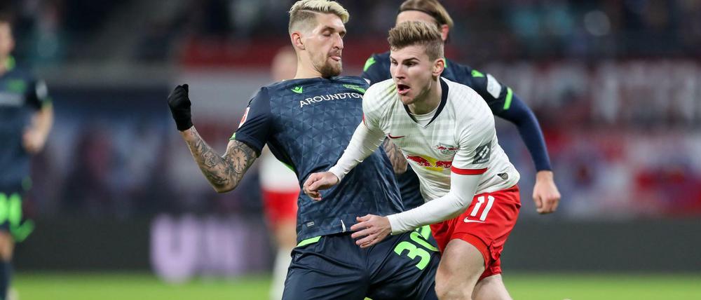 Schwer zu stoppen. Berlins Robert Andrich (l.) versucht es gegen Leipzigs Timo Werner.