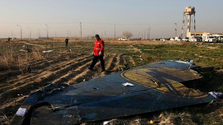 Eine Rettungskraft ist nach dem Absturz einer ukrainischen Passagiermaschine im Iran an der Absturzstelle im Einsatz. 