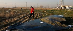 Eine Rettungskraft ist nach dem Absturz einer ukrainischen Passagiermaschine im Iran an der Absturzstelle im Einsatz.