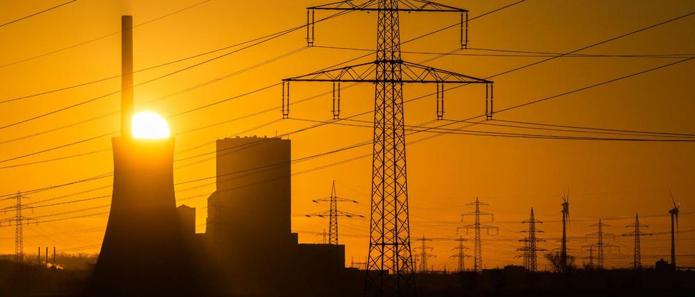 Die Sonne hinter dem Kohlekraftwerk Mehrum im Landkreis Peine auf. 