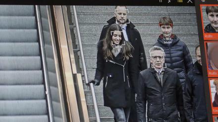 Ein Computer mit automatischer Gesichtserkennung-Software analysiert im Dezember 2017 Passanten auf dem Bahnhof Südkreuz.