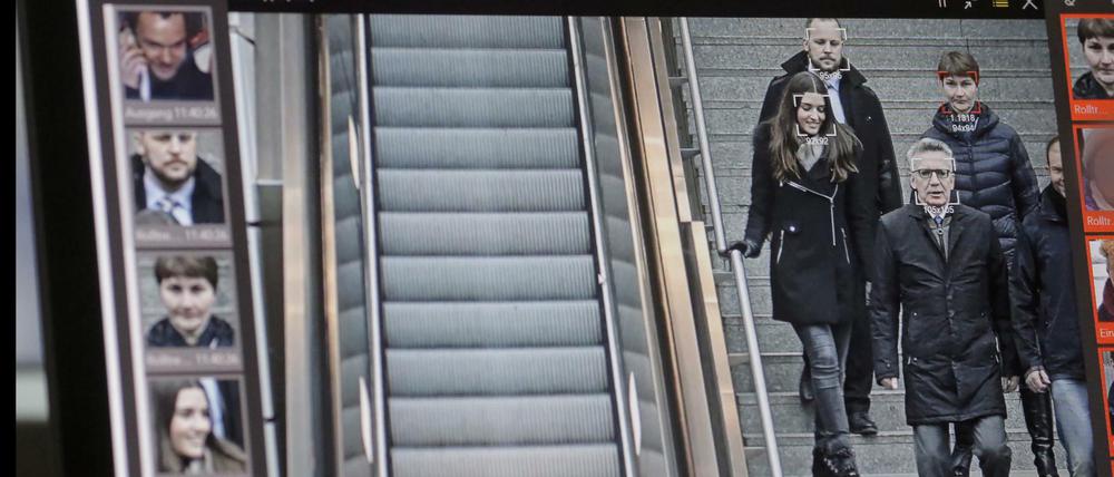 Ein Computer mit automatischer Gesichtserkennung-Software analysiert im Dezember 2017 Passanten auf dem Bahnhof Südkreuz.
