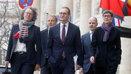 Das Berliner Team vor der VDA-Zentrale: IHK-Chefin Beatrice Kramm, Jürgen Klinsmann, Michael Müller, Messechef Christian Göke und TU-Vizepräsidentin Christine Ahrend.