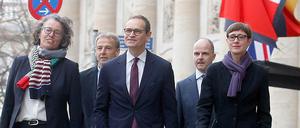 Das Berliner Team vor der VDA-Zentrale: IHK-Chefin Beatrice Kramm, Jürgen Klinsmann, Michael Müller, Messechef Christian Göke und TU-Vizepräsidentin Christine Ahrend.