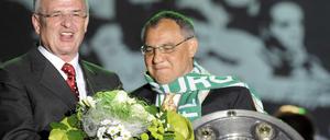 Blumen und Schale. Am 23. Mai 2009 feiert Magath (r.) mit dem damaligen VW-Chef Martin Winterkorn den Titel.