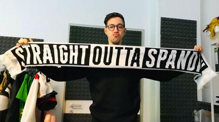 Youtuber HandofBlood mit Schal "Straight Outta Spandau".