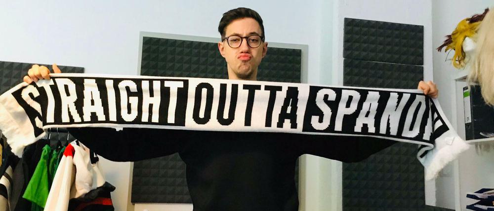 Youtuber HandofBlood mit Schal "Straight Outta Spandau".
