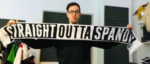 Youtuber HandofBlood mit Schal "Straight Outta Spandau".