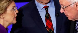 Senatorin Elizabeth Warren spricht mit Senator Bernie Sanders nach einer Debatte in der Drake Universität in Iowa. 