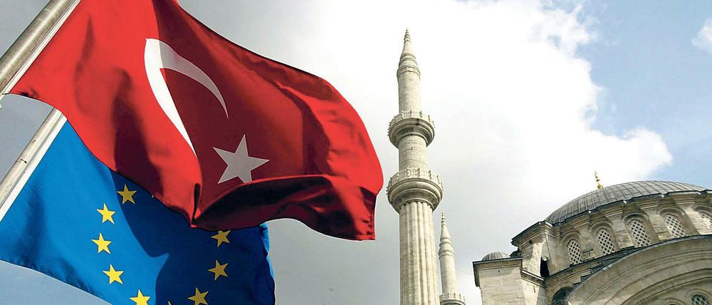 Die türkische Flagge und die EU-Flagge wehen vor der Nuruosmaniye-Moschee in Istanbul. (Archivbild)