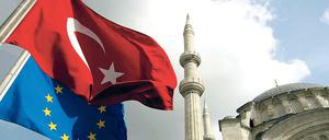 Die türkische Flagge und die EU-Flagge wehen vor der Nuruosmaniye-Moschee in Istanbul. (Archivbild)