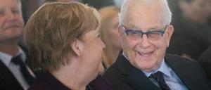 Angela Merkel im Gespräch mi dem Holocaust-Überlebenden Naftali Fürst bei der Ausstellungseröffnung. 