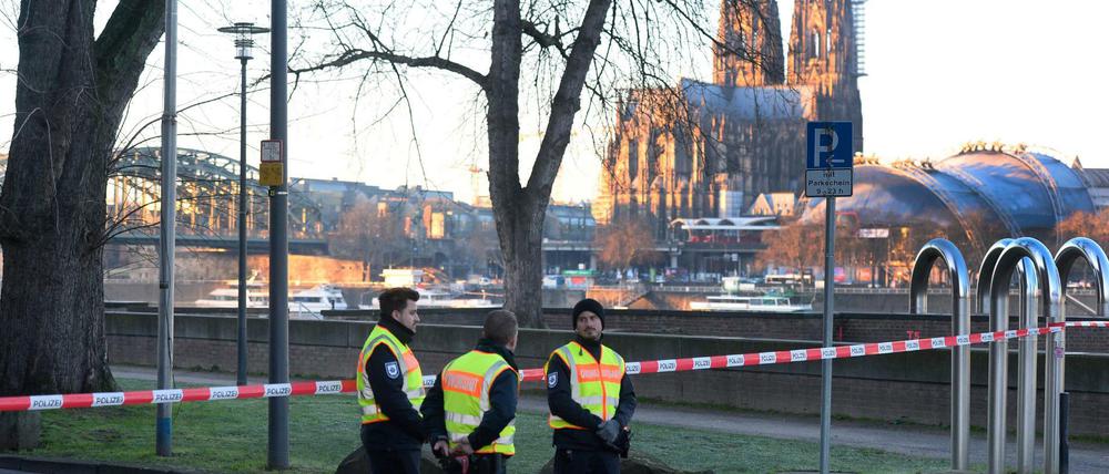 Auf der rechten Rheinseite von Köln wurde weiträumig abgesperrt.