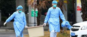 Mitarbeiter des Jinyintan Krankenhauses in Schutzanzügen. (10. Januar 2020)