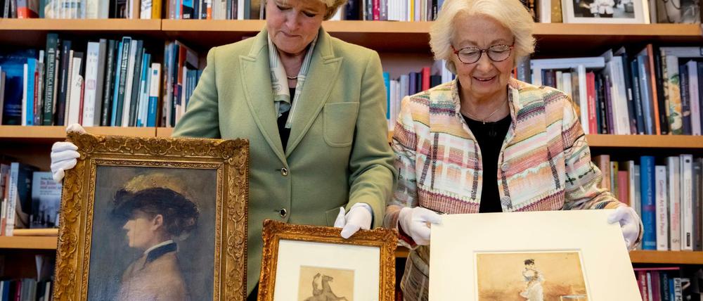 Monika Grütters (links) übergibt Francine Kahn, Großnichte des Kunstsammlers Armand Dorville, drei als NS-Raubkunst identifizierte Kunstwerke.