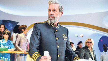 Traumschiff-Kapitän Ryan Clark (Hugh Laurie) muss die Passagiere auf dem Raumkreuzer „Avenue 5“ ständig bei Champagnerlaune halten