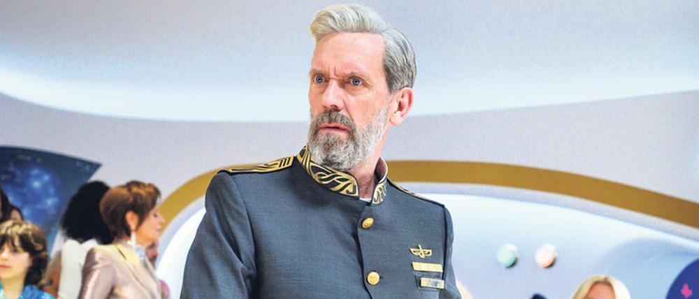 Traumschiff-Kapitän Ryan Clark (Hugh Laurie) muss die Passagiere auf dem Raumkreuzer „Avenue 5“ ständig bei Champagnerlaune halten