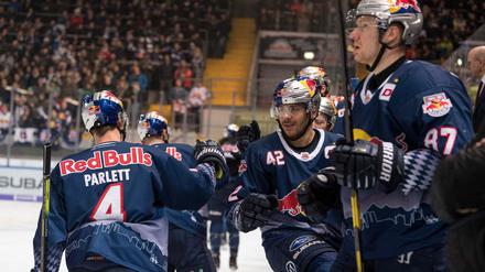 Klatschemann und Mitspieler. Die Profis von RB München feiern eines von sieben Toren (das 2:1) beim 7:5 gegen Iserlohn.