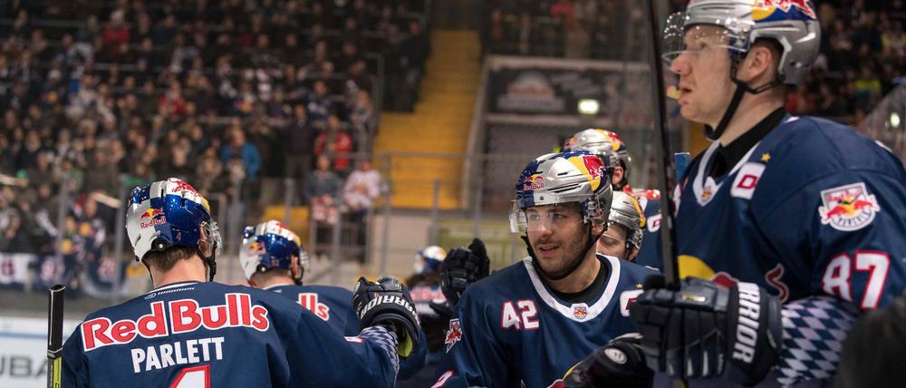 Klatschemann und Mitspieler. Die Profis von RB München feiern eines von sieben Toren (das 2:1) beim 7:5 gegen Iserlohn.
