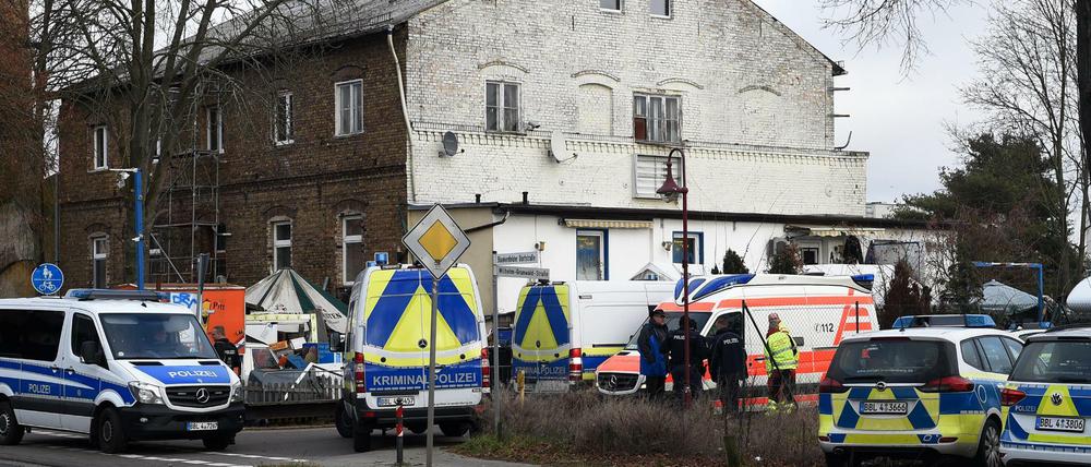 20.01.2020: Einsatzkräfte der Polizei und Rettungsdienst stehen vor einem Haus. In einem Haus in Blankenfelde-Mahlow (Kreis Teltow-Fläming) ist eine Leiche gefunden worden. Die Mordkommission ermittelt. Foto: Jordan Raza/dpa +++ dpa-Bildfunk +++