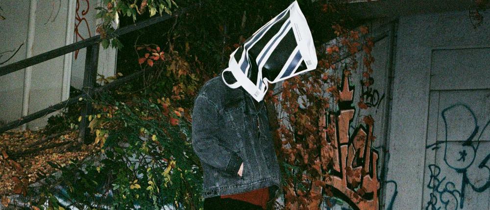 Hier trägt Lars Eidinger die Tüte überm Kopf.