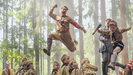 Der zehnjährige Jojo (Roman Griffin Davis) versucht seinen imaginären Freund Adolf (Taika Waititi) zu beeindrucken. 