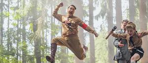 Der zehnjährige Jojo (Roman Griffin Davis) versucht seinen imaginären Freund Adolf (Taika Waititi) zu beeindrucken. 