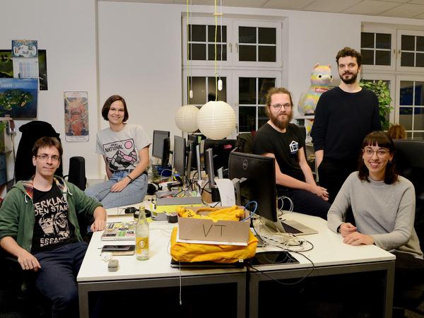 Das Team von "Frag den Staat" um Arne Semsrott (Mitte).