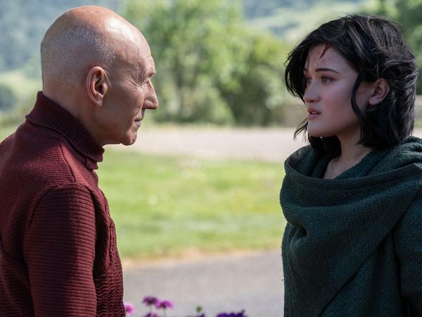 Dahj (Isa Briones) bittet Jean-Luc Picard (Patrick Stewart) nach einem Mordanschlag um Hilfe.