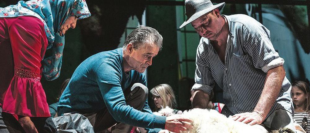 Ausbluten lassen. Milo Raus Inszenierung „Lam Gods“ am NTGent zeigt die Schlachtung eines Lamms.