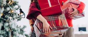 Geschenke schleppen. Aber wie viele müssen es sein für die Unbekannten?