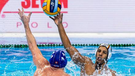 Zum großen Wurf angesetzt. Deutschen Wasserballern um Maurice Jüngling fehlt wohl noch ein Sieg für die Teilnahme an der Olympia-Quali.