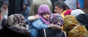 Geflüchtete aus Afghanistan warten am 14.12.2015 am Landesamt für Gesundheit und Soziales (LaGeSo) in Berlin auf die Kleiderausgabe der Hilfsorganisation „Moabit hilft“. 