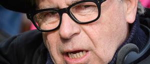 Der Schweizer Film- und Fernsehregisseur Urs Egger, hier 2013 bei den Dreharbeiten des Films „Die Seelen im Feuer“.