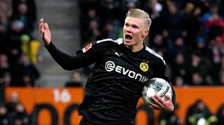 Der Ball ist sein Freund: Erling Haaland schoss den BVB in Augsburg zum Sieg.