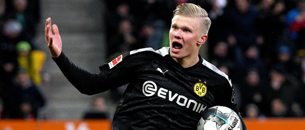 Der Ball ist sein Freund: Erling Haaland schoss den BVB in Augsburg zum Sieg.
