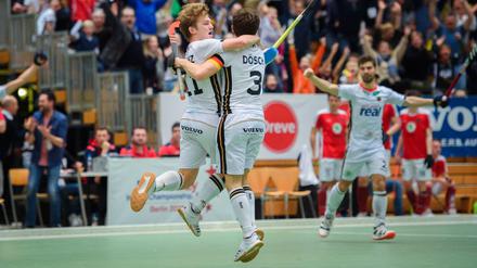 Europameisterlicher Jubel: Thies Prinz (l.), der Spieler des Turniers, und Kapitän Paul Dösch.